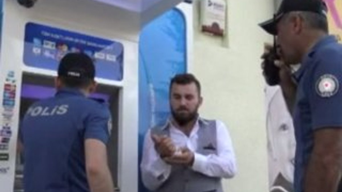 Ankara'da bir adam kira parasını yutan ATM'yi yumrukladı