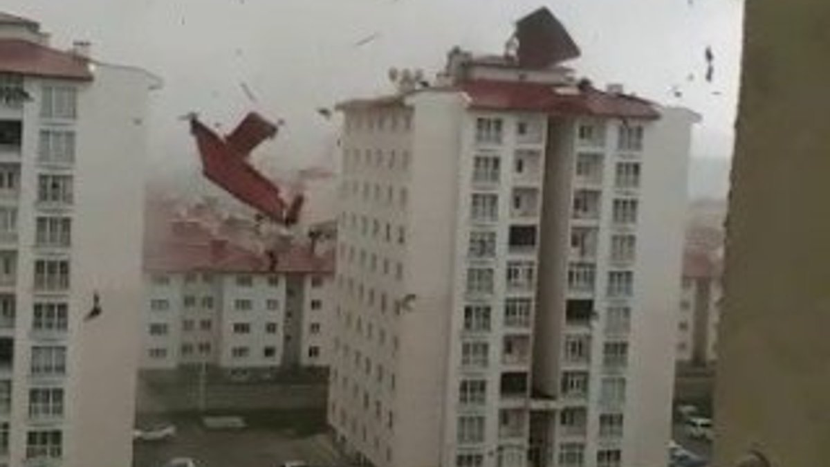 Şiddetli fırtına çatıyı uçurdu