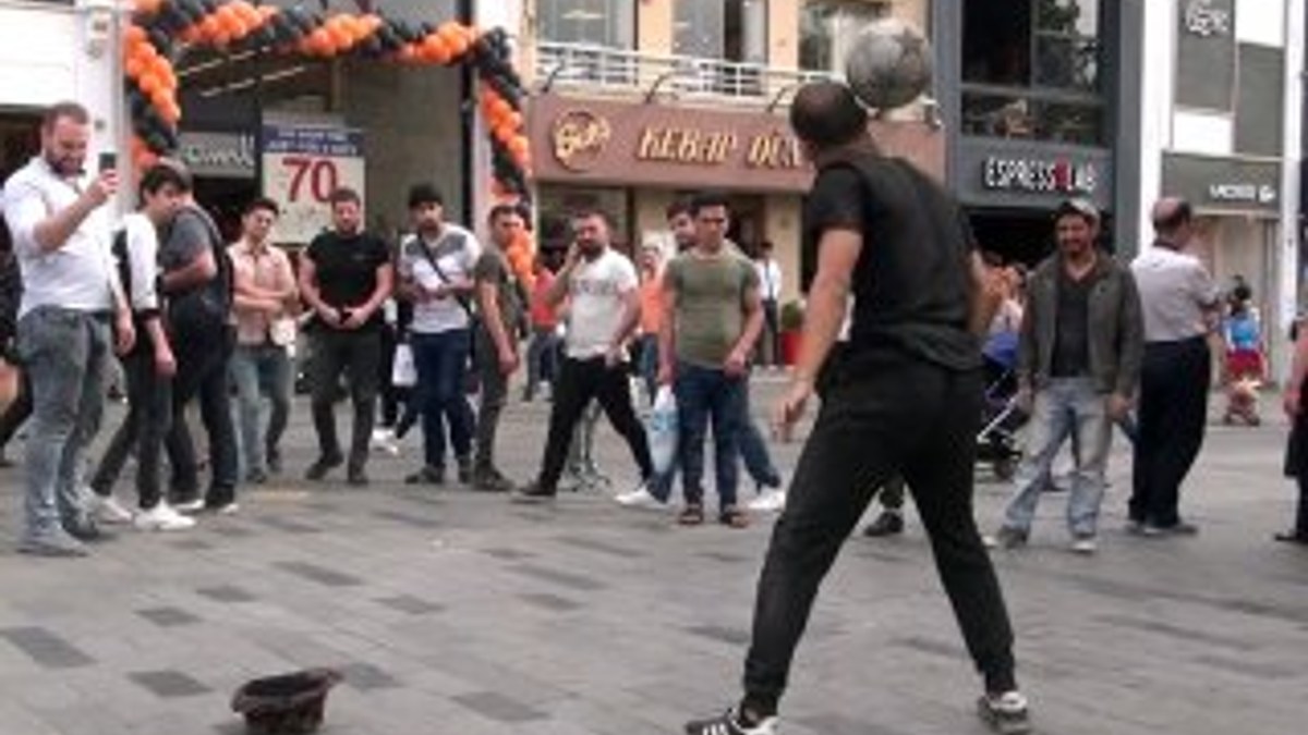 Taksim'de İranlı top cambazının gösterisi
