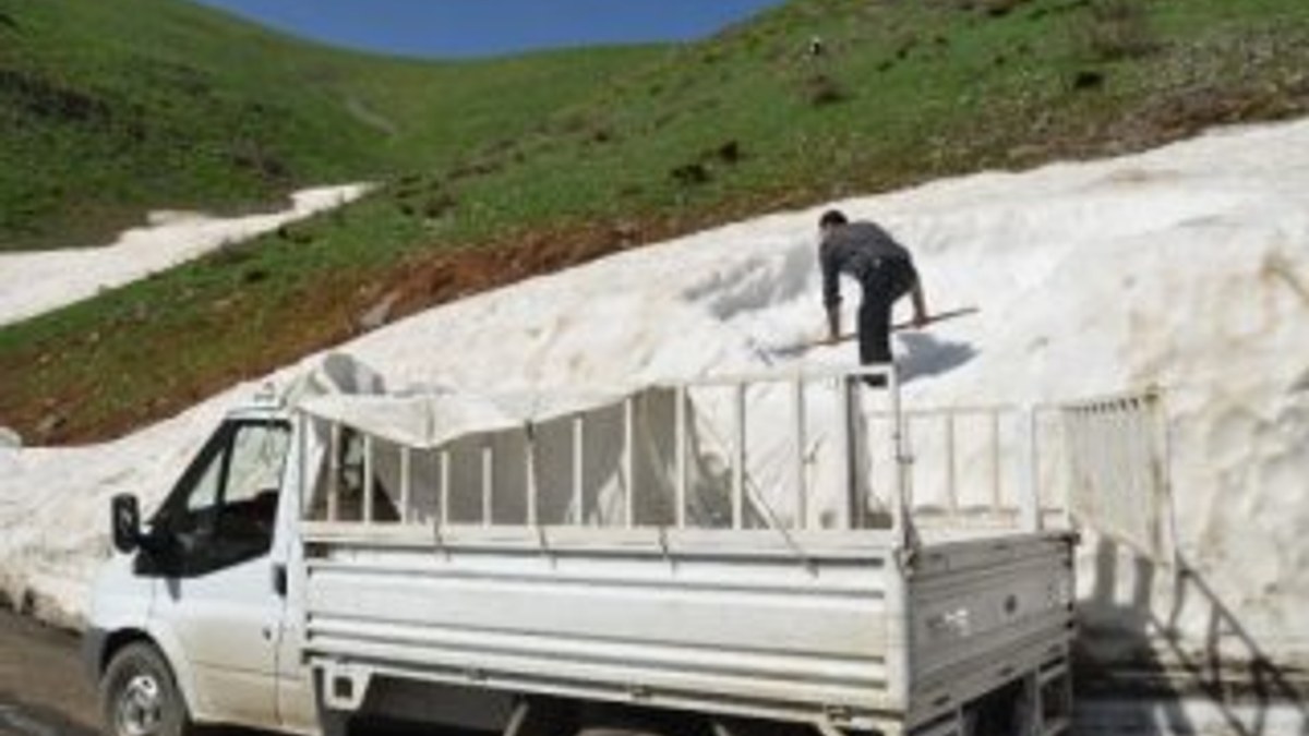 Şırnak'ta dağlardan kar toplayıp satıyorlar