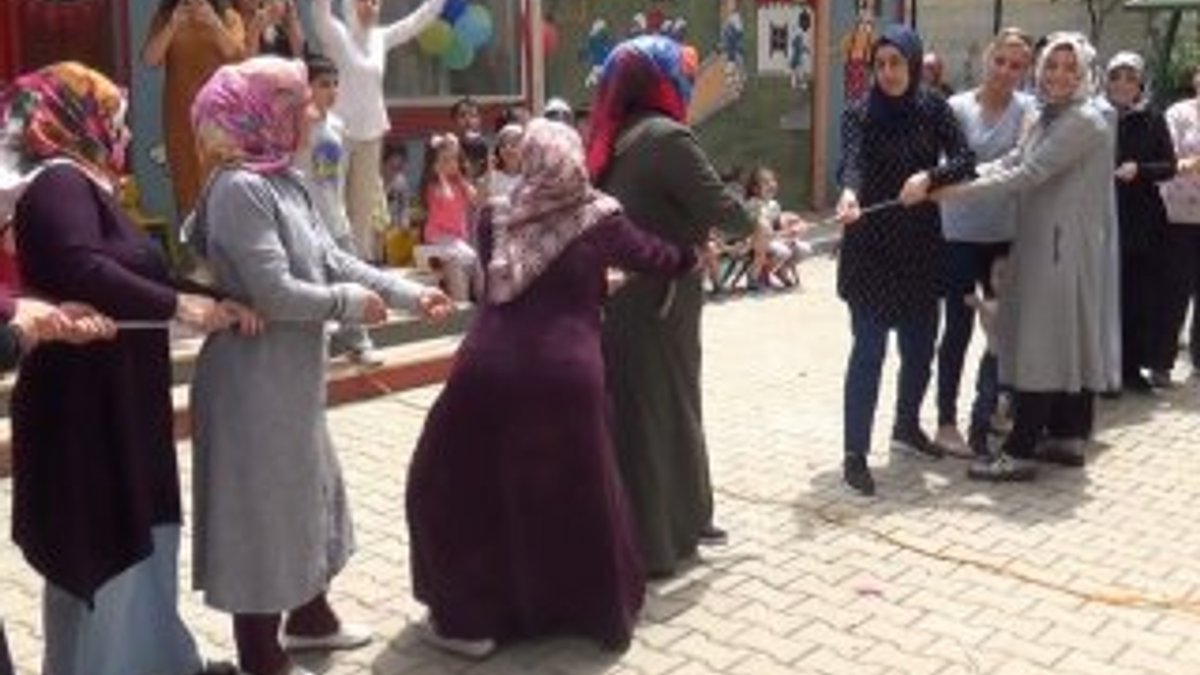 Siirt'te okul bahçesindeki annelerin halat çekme yarışı