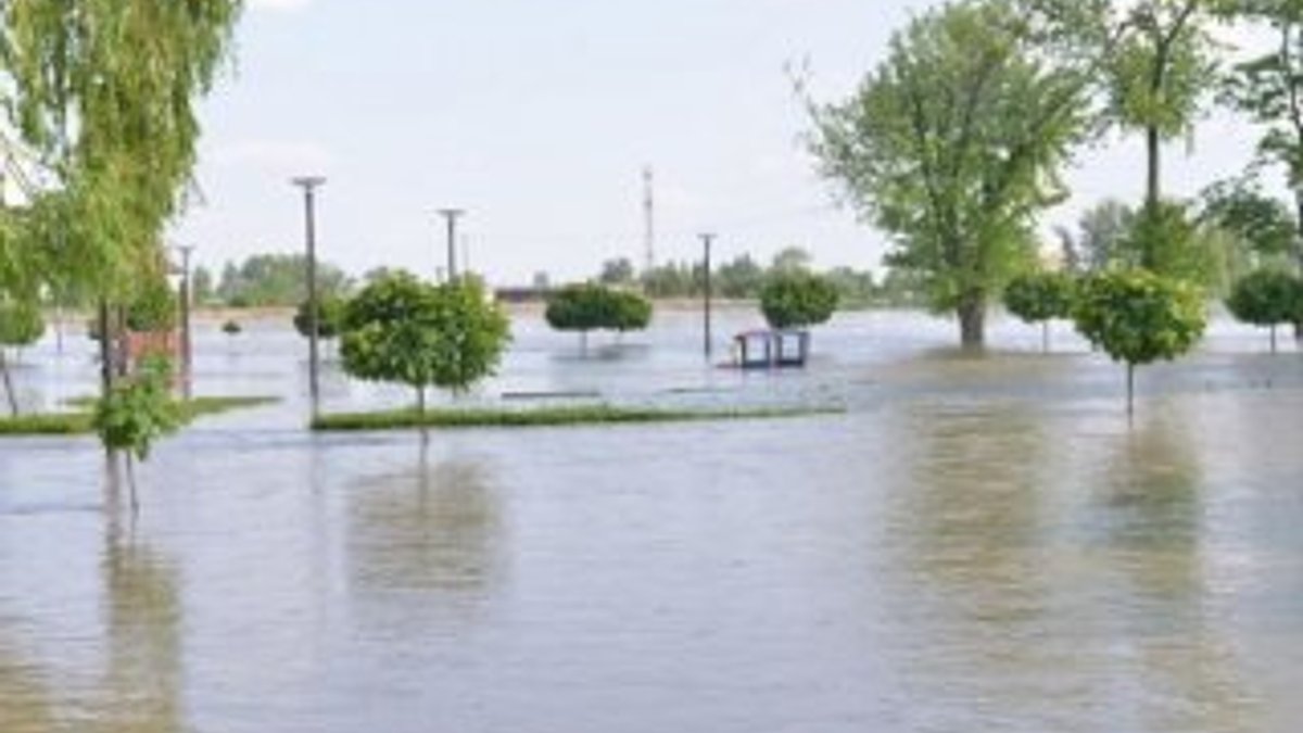 Polonya’da aşırı yağışlar nehirleri taşırdı