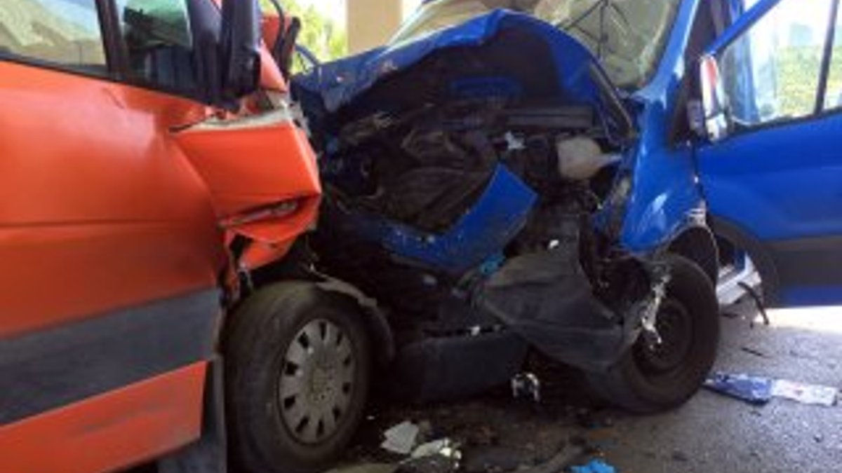 Esenler'de minibüsler kafa kafaya çarpıştı: 2 yaralı
