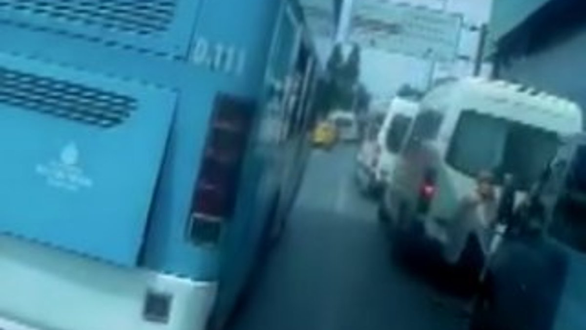 İstanbul trafiğinde servis şoförünün ihlali yaşlı kadını eziyordu