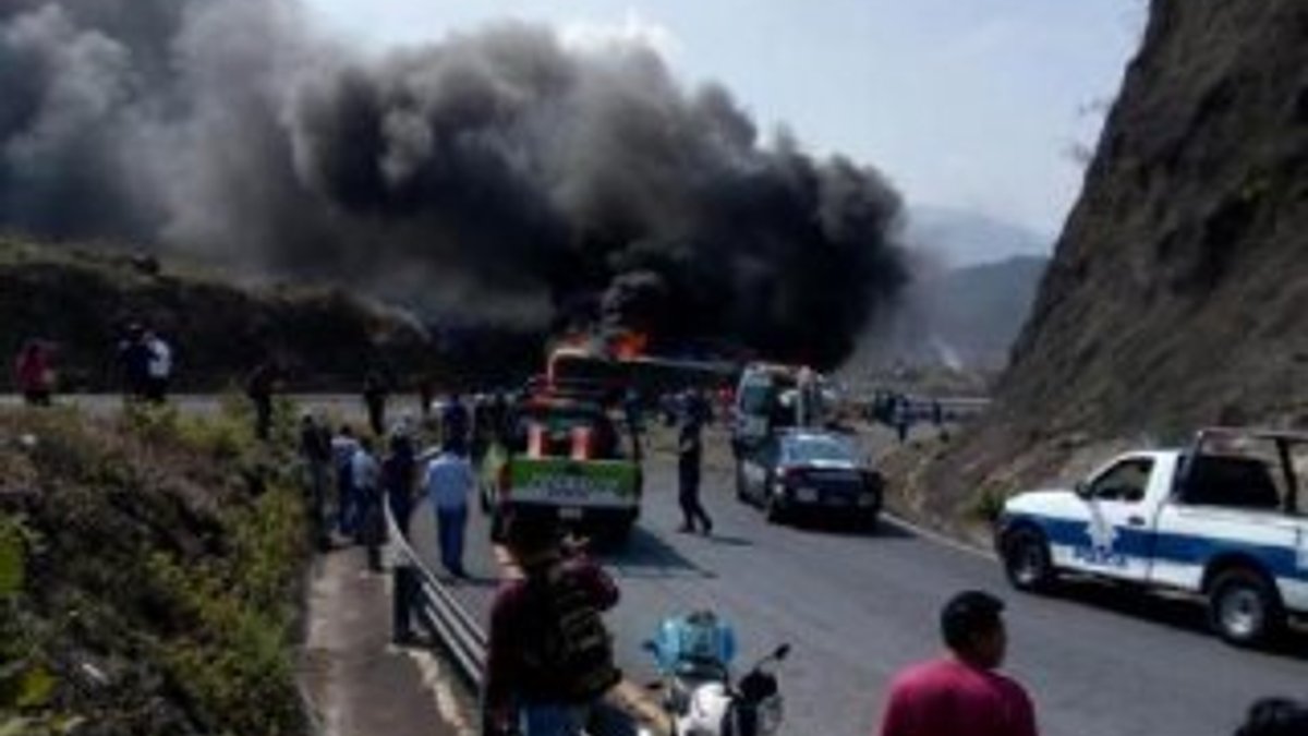 Meksika’da yolcu otobüsü ile tır çarpıştı: 21 ölü