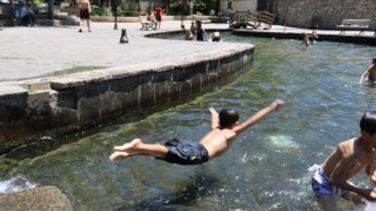 Diyarbakır'da çocuklar havuza girerek serinledi