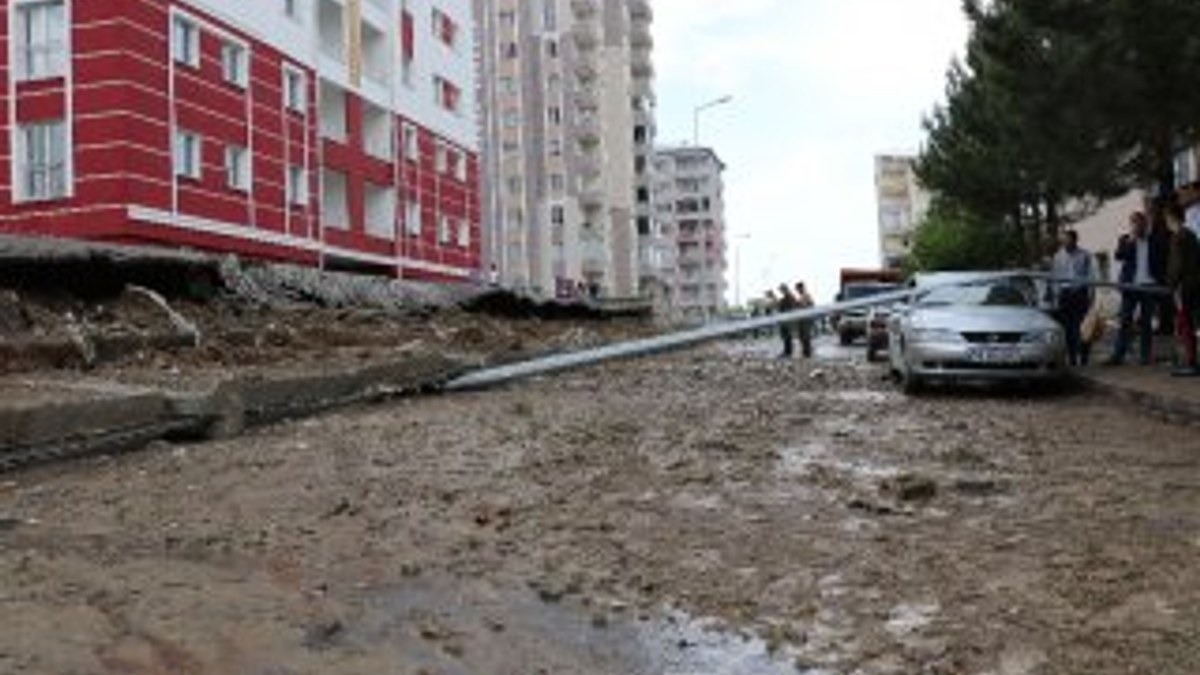 Sivas’ta yağış sonrası sitesinin istinat duvarı çöktü