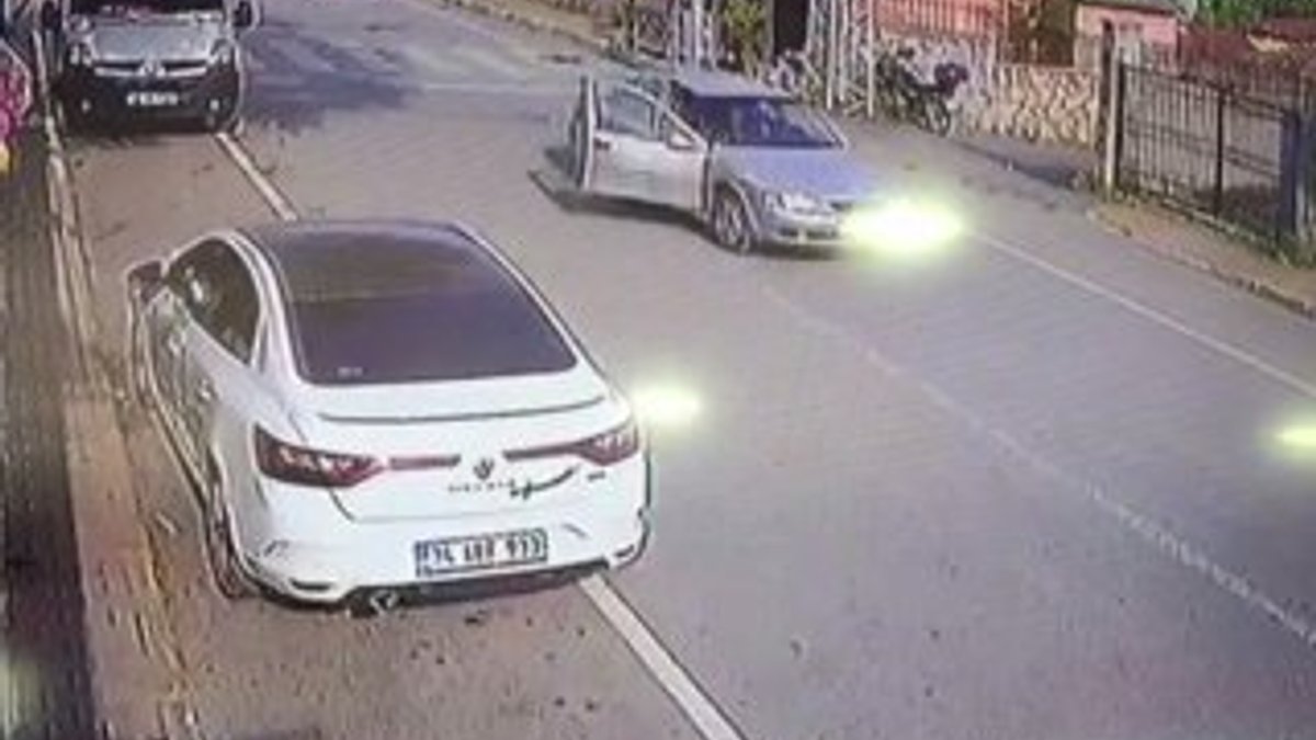 İstanbul'da kadını yumruklayıp otomobilden attı