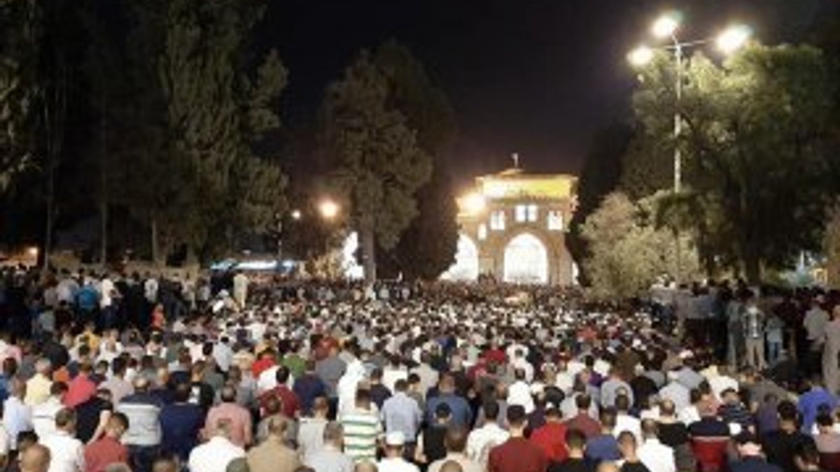 Müslümanlar Kadir Gecesi'nde Mescid-i Aksa'ya akın etti