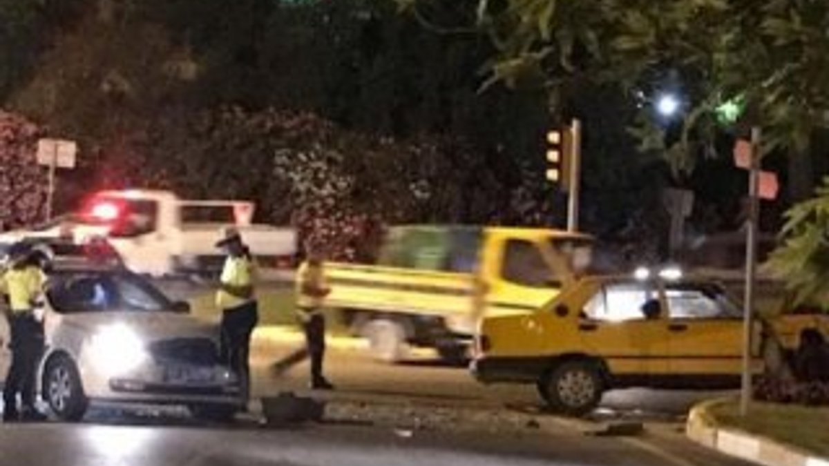 İzmir'de alkollü sürücüsü polis aracına çarptı