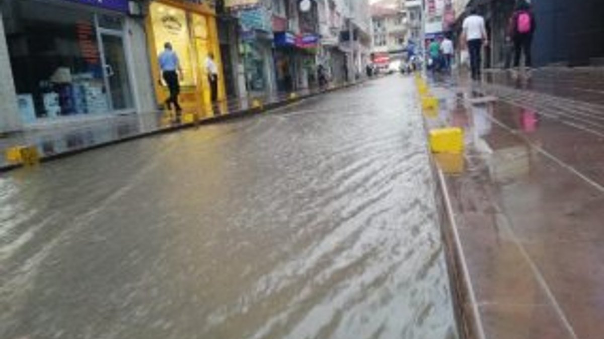 Kırıkkale'de yağmur caddeleri suyla doldurdu