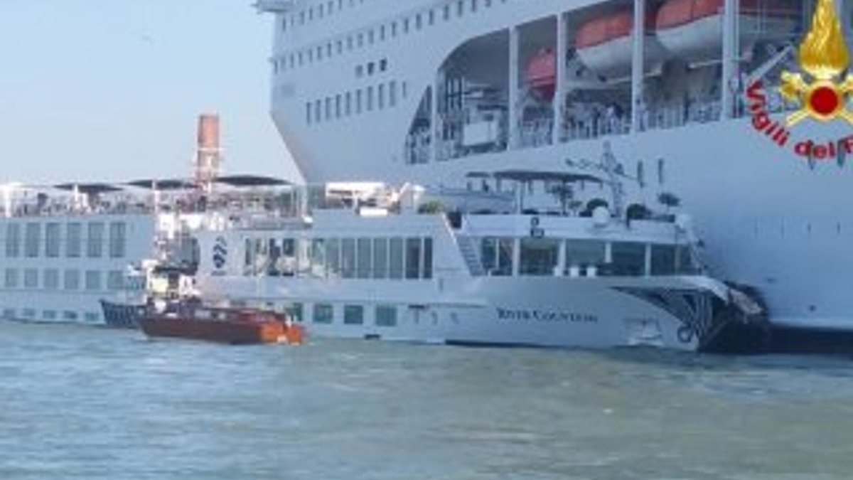 İtalya’da yolcu gemisi turist teknesine çarptı