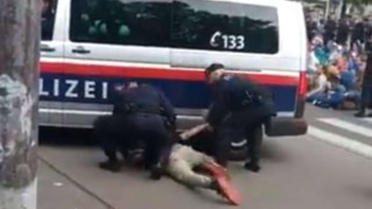 Avusturya polisinden çevre eylemcilerine sert müdahale