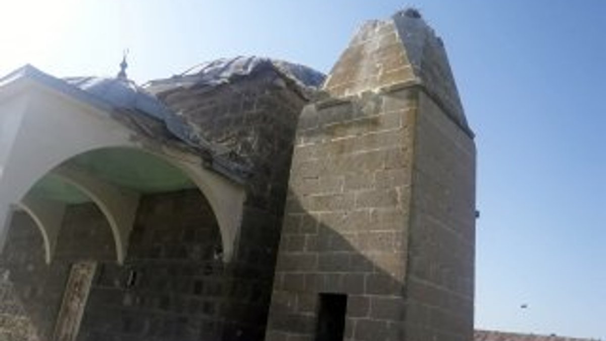 Kars'ta yıldırım düşen caminin minaresi yıkıldı