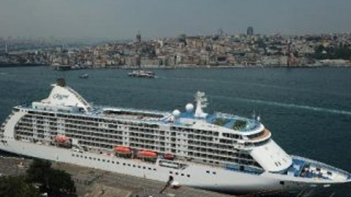 İstanbul'a 4 yıl sonra ilk kruvaziyer gemisi geldi