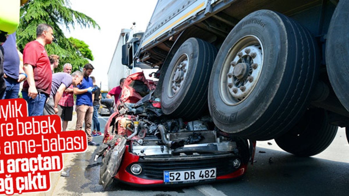 Trabzon'da kaza yapan araç tırın altında kaldı