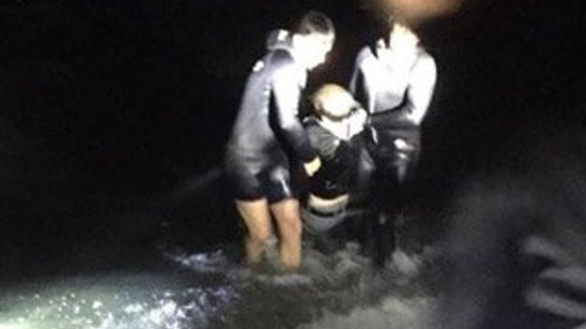 Denize giren alkollü genci polis kurtardı