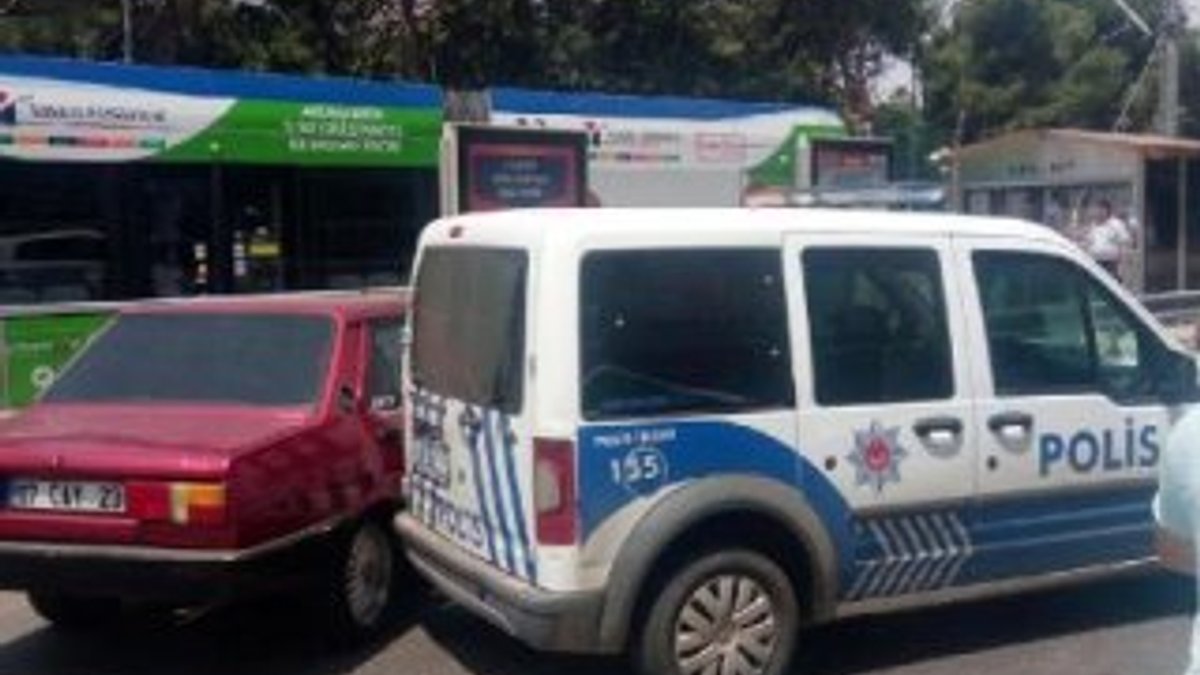 Antalya'da ehliyetsiz sürücü polis aracına çarptı
