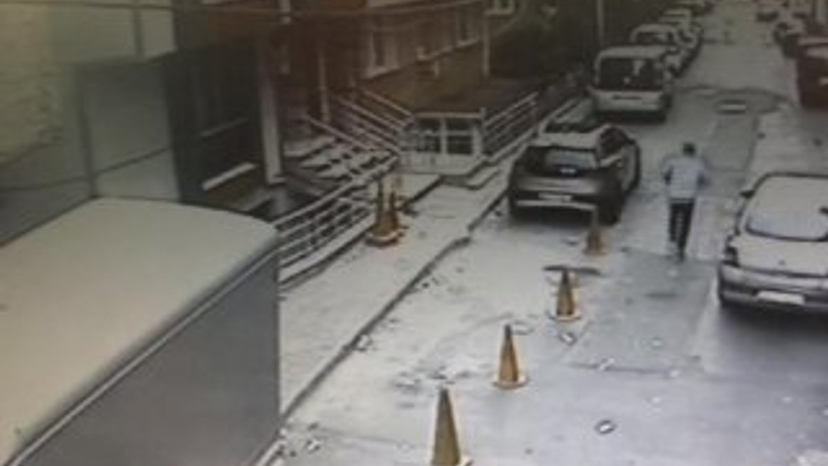 Kağıthane'de kaçırılmak istenen adam arabadan atladı