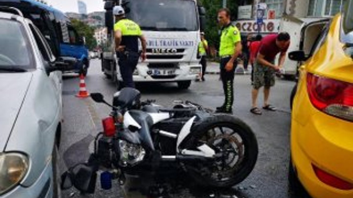 Taksiyle çarpışan motosikletli polisin ayağı kırıldı