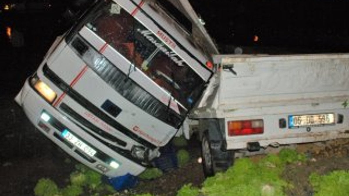 Tokat'ta kamyonet devrildi: 3 yaralı