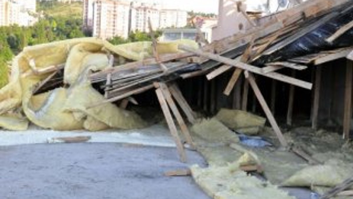Ankara'da şiddetli rüzgar, bir apartmanın çatısını uçurdu
