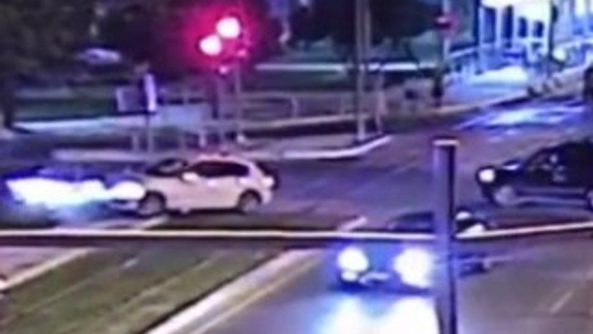 İzmir'de kırmızı ışıkta geçen trafik canavarı 3 yayaya çarptı
