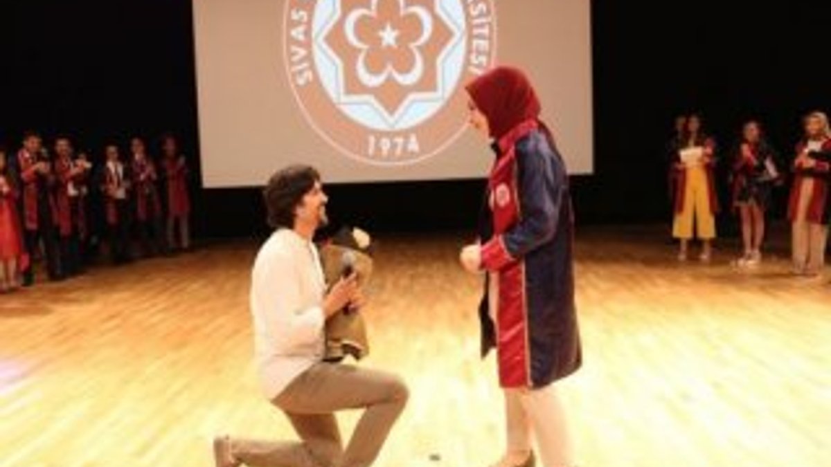 Sivas'ta mezuniyet töreninde evlenme teklif etti