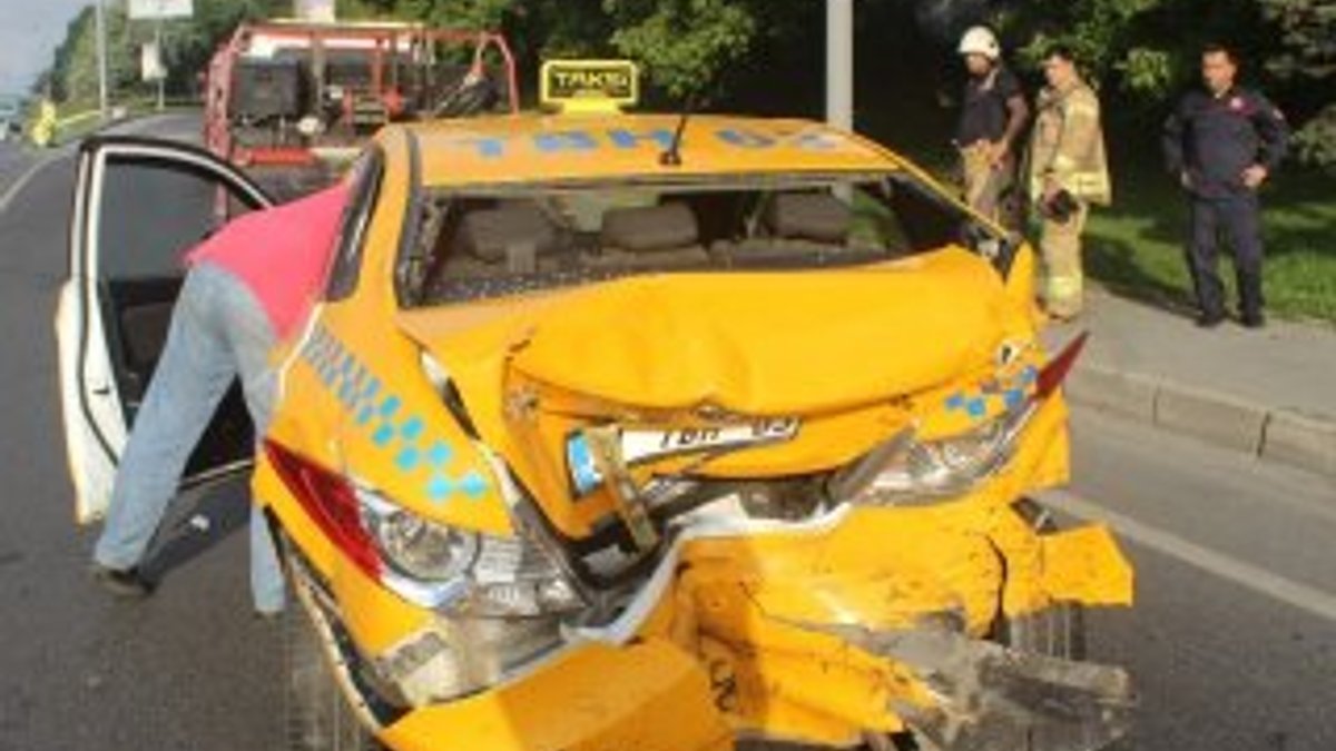 Edirnekapı E-5’te taksi ile minibüs çarpıştı: 1 yaralı
