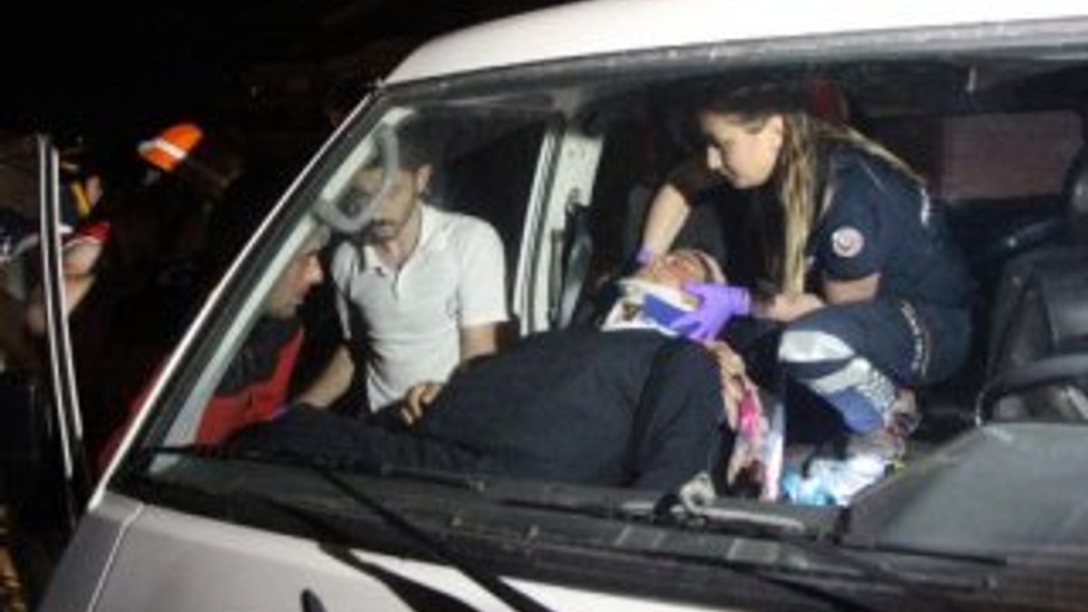 Kazada araçta sıkışan hamile kadını itfaiye kurtardı