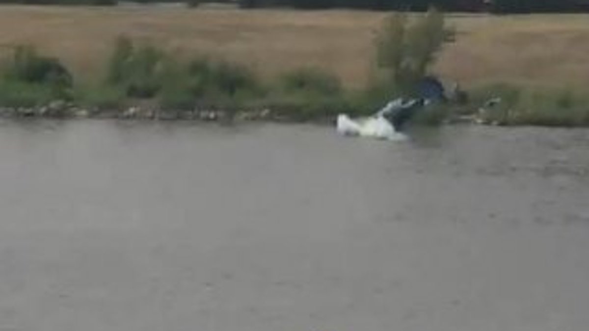 Gösteri uçağı nehre düştü: 1 ölü