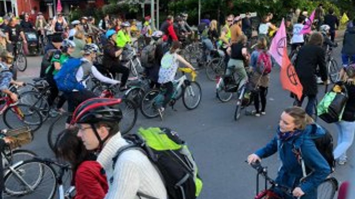 Çevreci eylemciler Cambridge’te trafiği kapattı