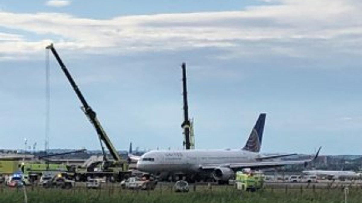 ABD'de yolcu uçağının tekerlekleri inişte patladı
