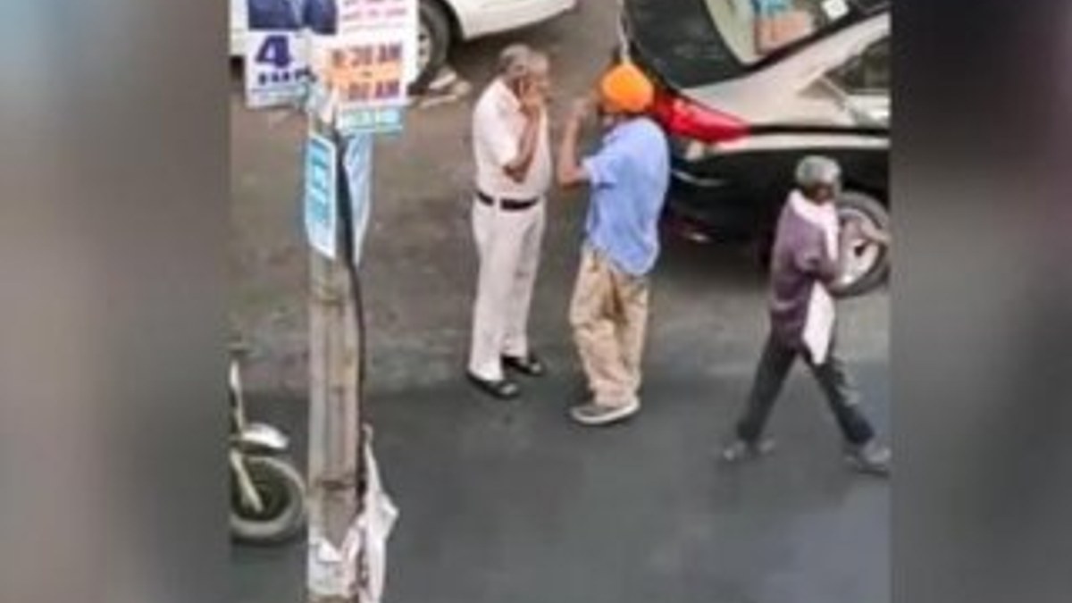 Hindistanlı sürücü kaza sonrası polise sopayla saldırdı