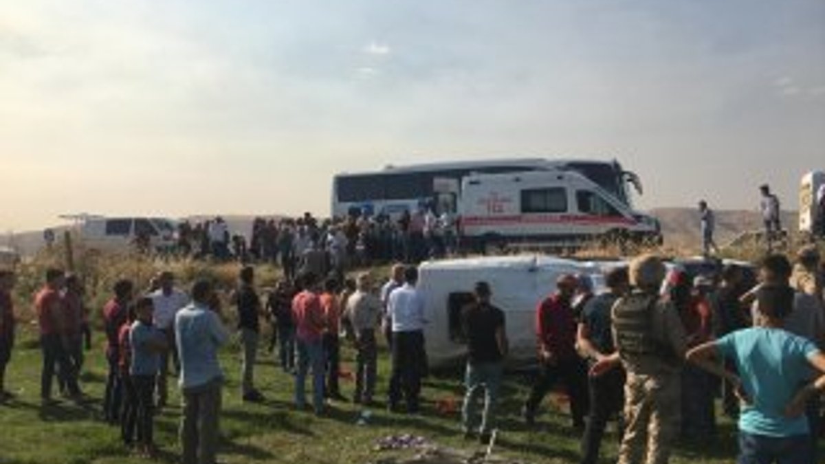 Mardin'de işçileri taşıyan minibüs devrildi: 16 yaralı