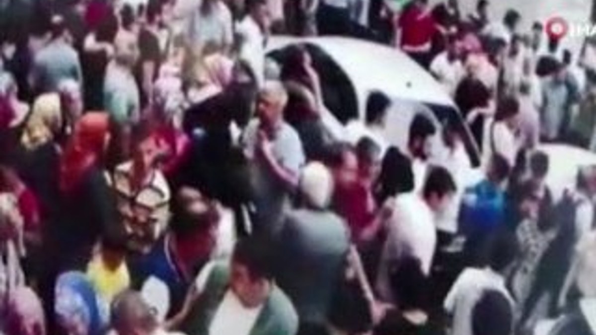Ümraniye'de halk otobüsü araçların arasında daldı