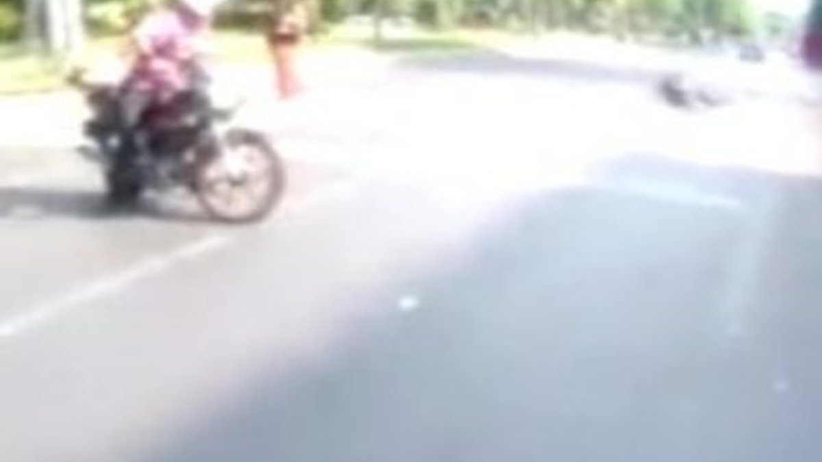 Hatalı dönüş yapan motosikletli bisiklet sürücüsüne çarptı