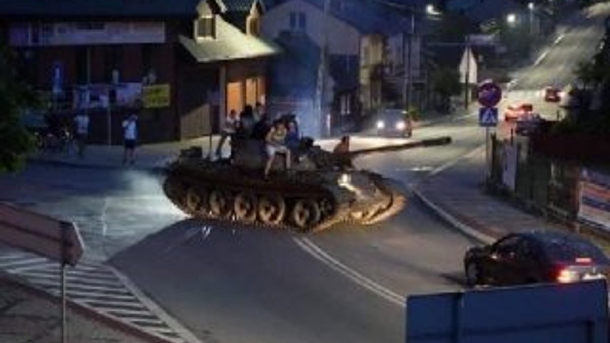 Polonya'da alkollü şahıs T-55 modeli tankla gezdi