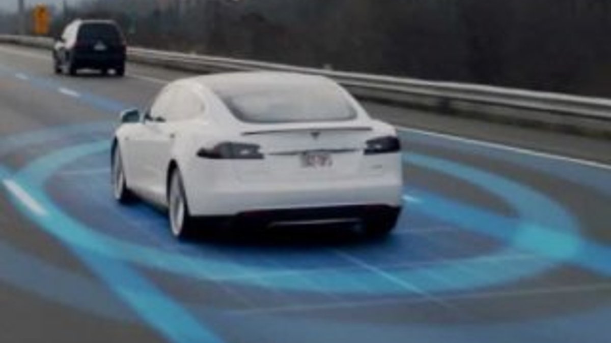 Tesla sürücüsü, 50 kilometrelik yol boyunca otomobilde uyudu