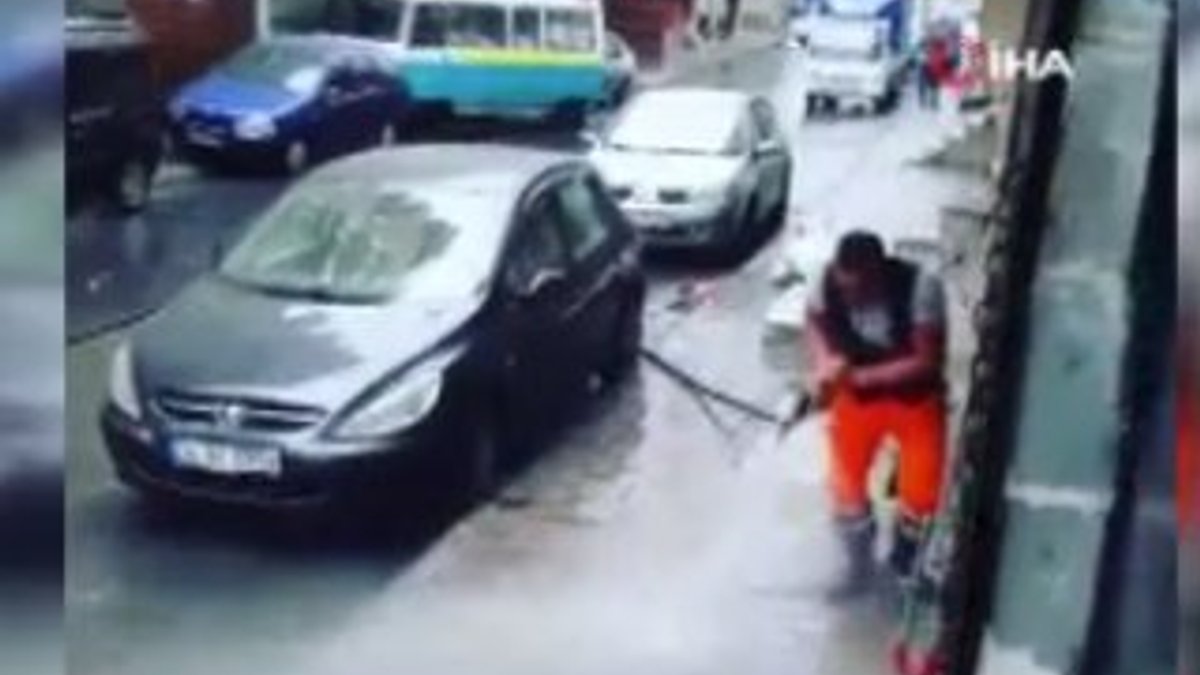Esenler'de sokakları dans ederek temizleyen işçi
