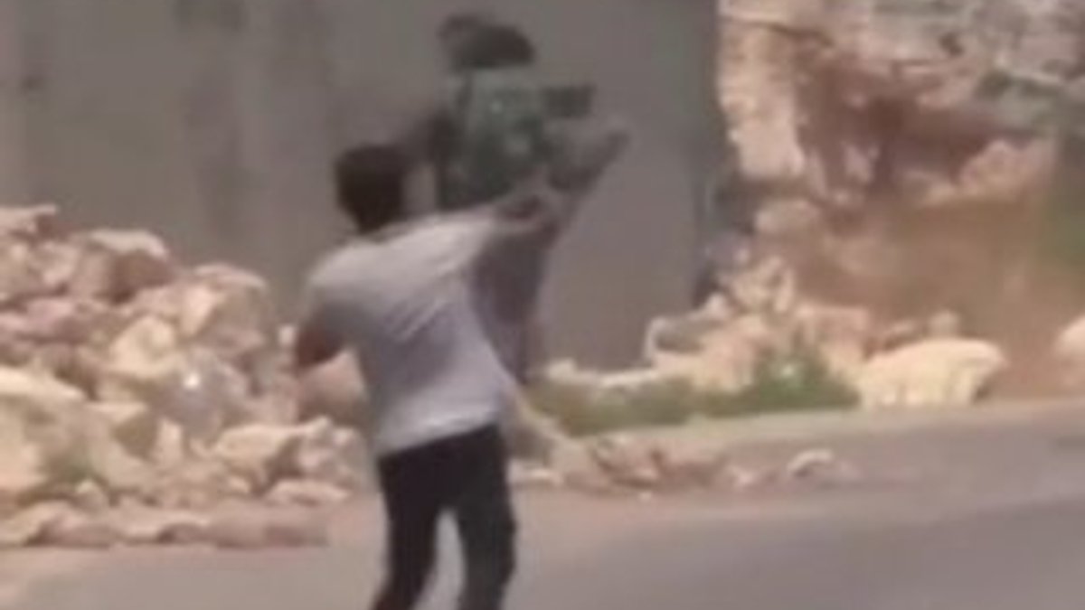 Filistinli gençler İsrail askerlerini taşlayarak kovaladı