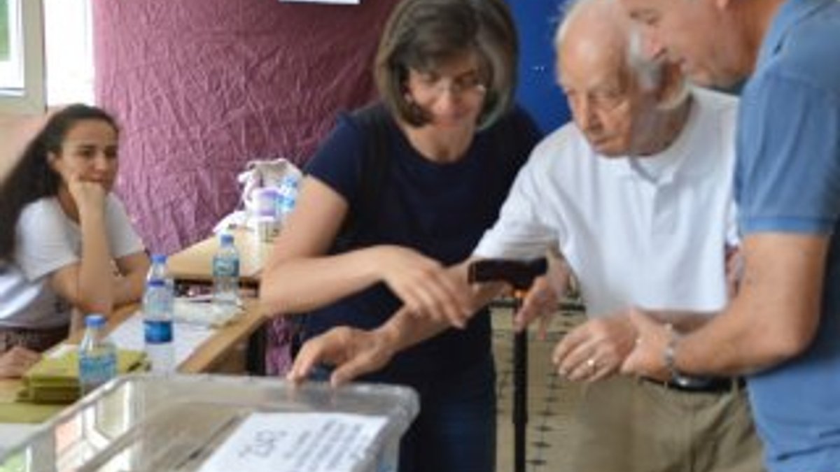 96 yaşındaki emekli albay oy kullandı