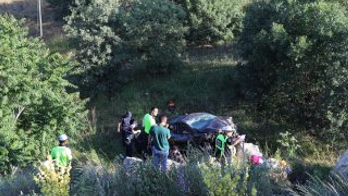 Kütahya'da otomobil şarampole devrildi: 2 ölü, 3 yaralı
