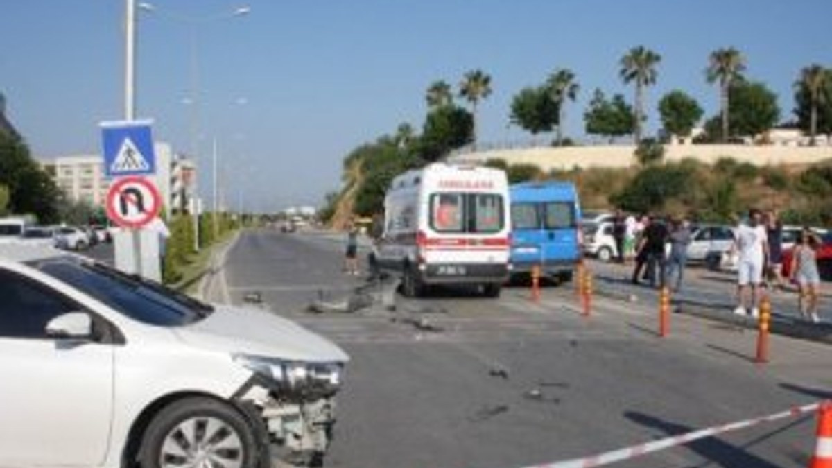 Antalya'da' U' dönüşü zincirleme kazaya neden oldu