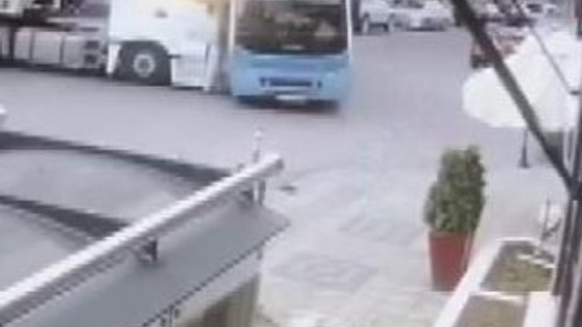 Tuzla'da halk otobüsüyle tırın çarpıştığı anlar