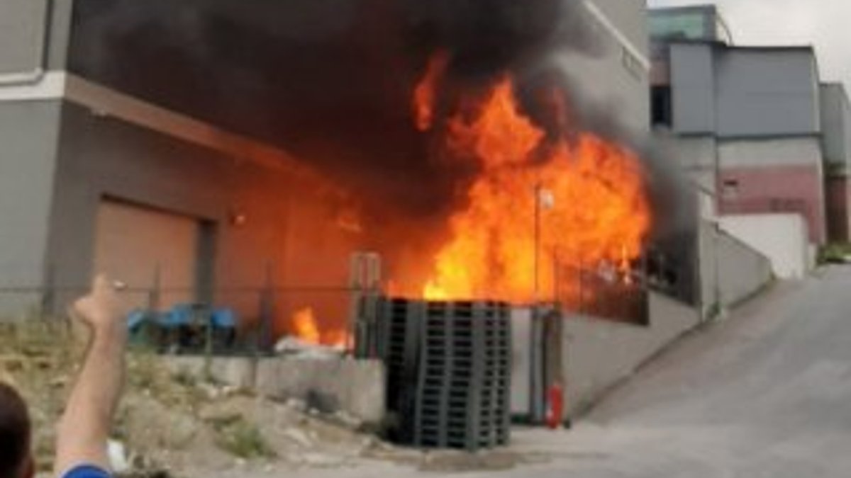 Hadımköy’de bir plastik fabrikası alev alev yandı