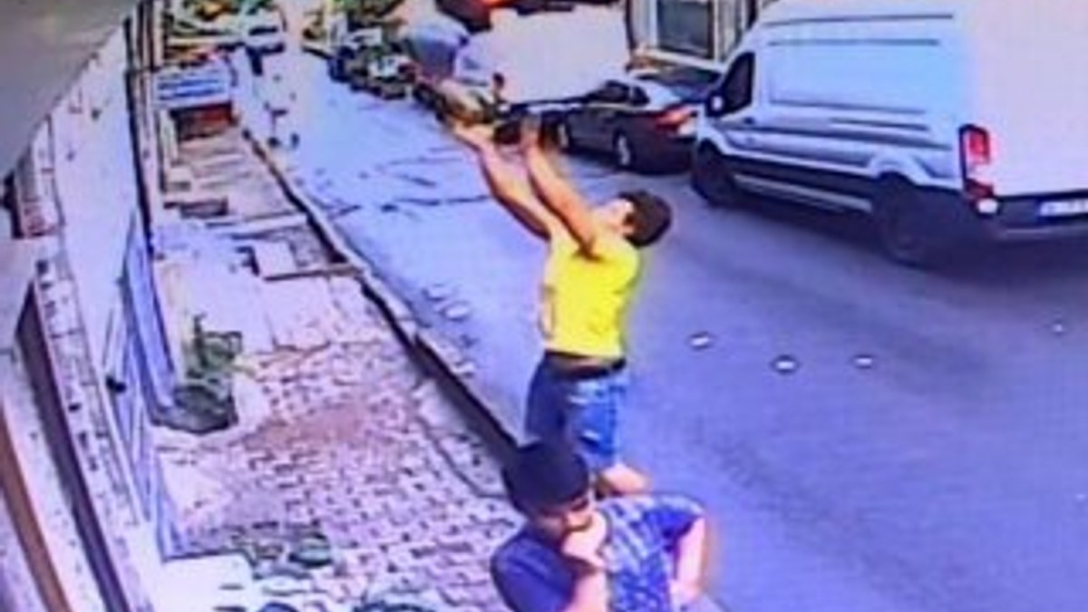 Fatih'te pencereden düşen bebeği havada yakaladı