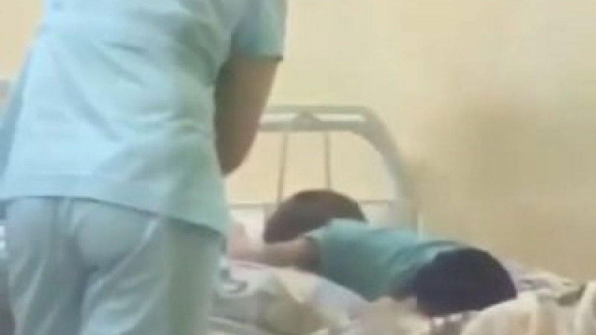 Moskova'da hemşire hasta çocuğu yatağa bağladı