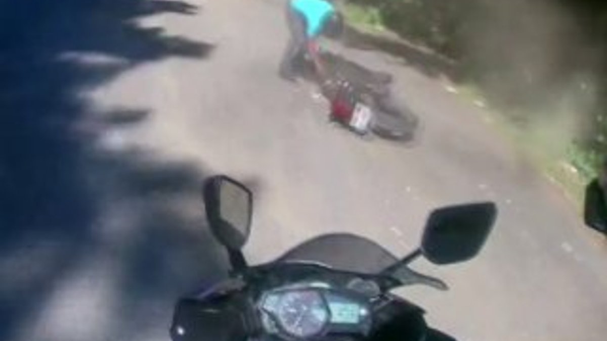 Virajı alamayan motosikletli kendini yerde buldu