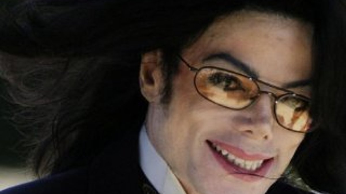 Michael Jackson'ın mezarı ile ilgili beton detayı